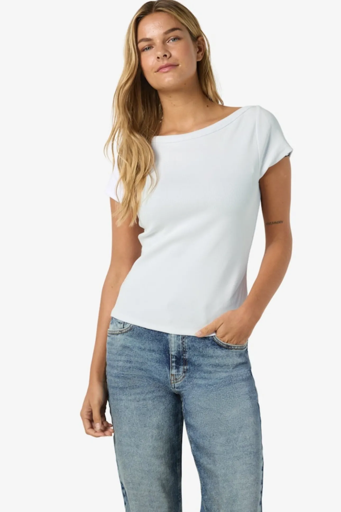 Camiseta de manga corta con cuello barco