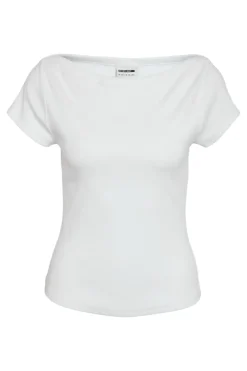 Camiseta de manga corta con cuello barco