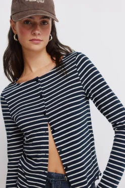 Camiseta de rayas con botenes