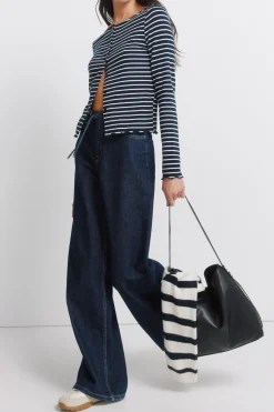 Camiseta de rayas con botenes