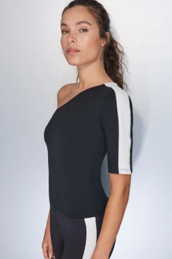 Camiseta escote asimétrico bicolor