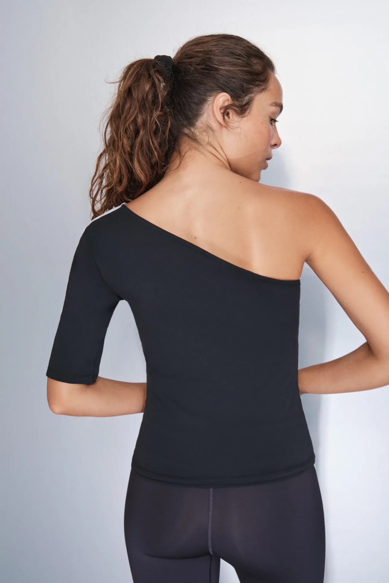 Camiseta escote asimétrico bicolor