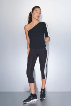 Camiseta escote asimétrico bicolor