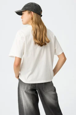 Camiseta estampada con aplique