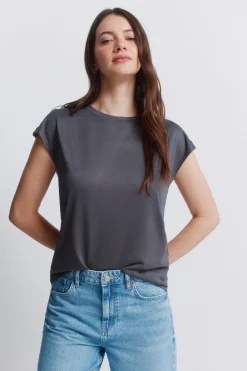 Camiseta tachas b&aacute;sica