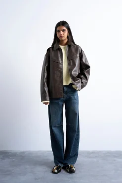 Cazadora corta con acabado coated (recubrimiento de poliuretano)