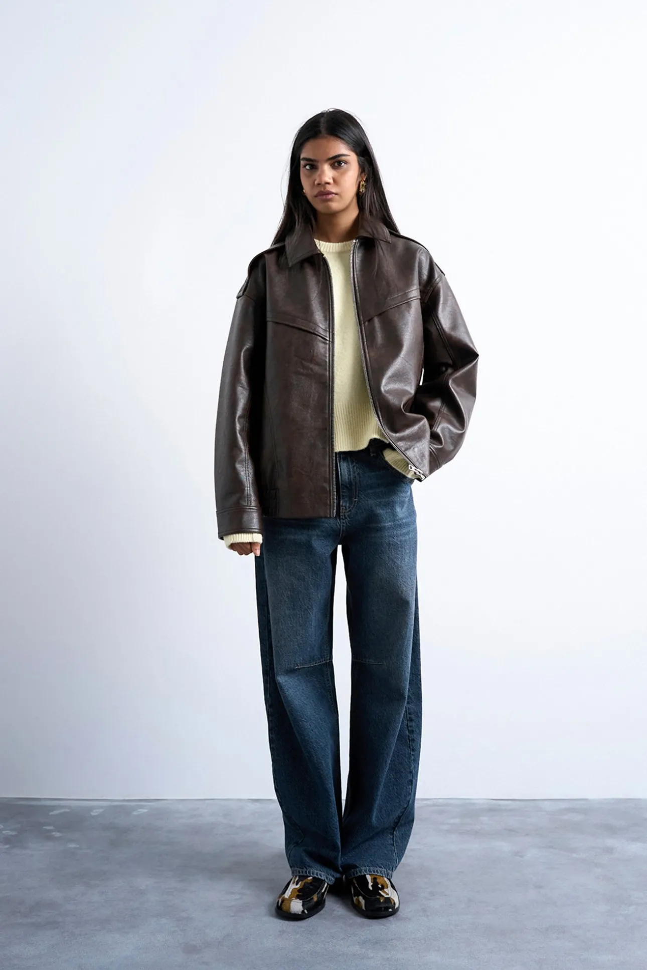 Cazadora corta con acabado coated (recubrimiento de poliuretano)