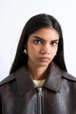 Cazadora corta con acabado coated (recubrimiento de poliuretano)