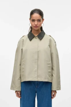 Cazadora corta cuello de solapa