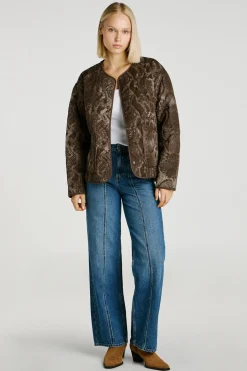 Cazadora estampada reptil