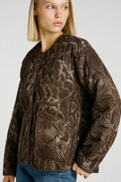 Cazadora estampada reptil