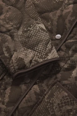 Cazadora estampada reptil