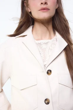 Cazadora perforados en manga