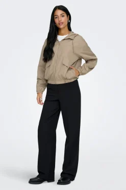 Chaqueta con capucha