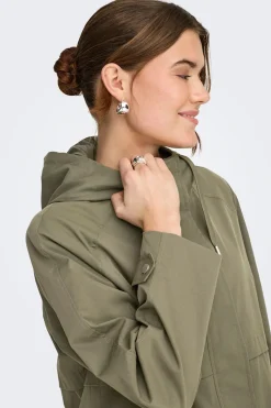 Chaqueta con capucha