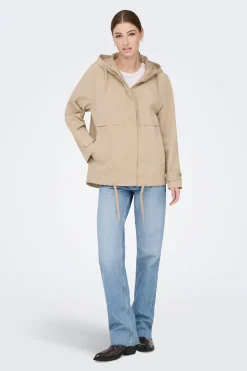 Chaqueta con capucha