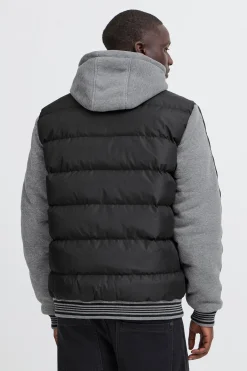 Chaqueta con capucha