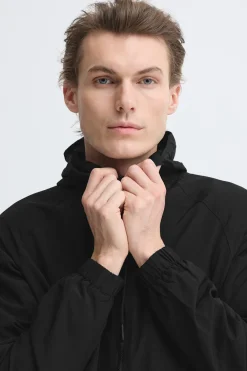 Chaqueta con capucha