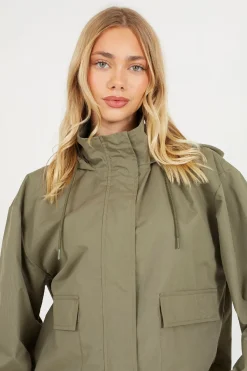 Chaqueta corta con capucha