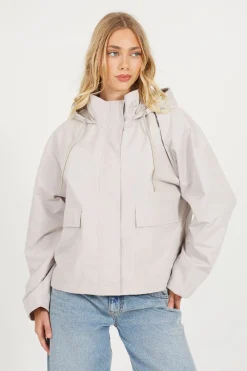 Chaqueta corta con capucha