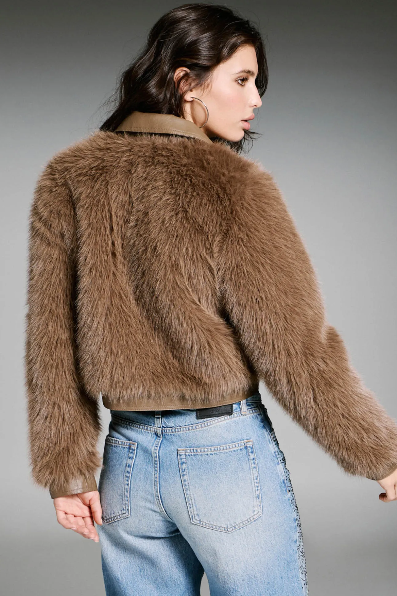 Chaqueta corta de pelo sint&eacute;tico