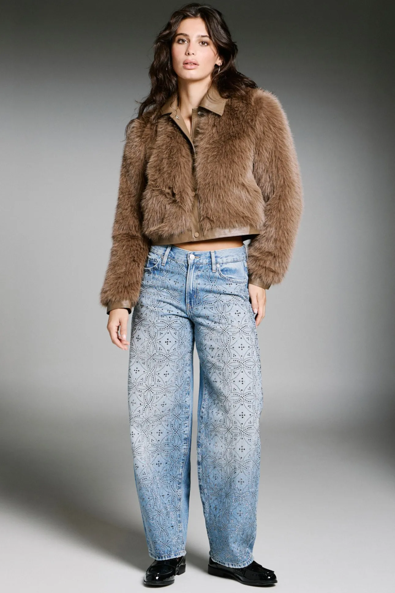 Chaqueta corta de pelo sint&eacute;tico