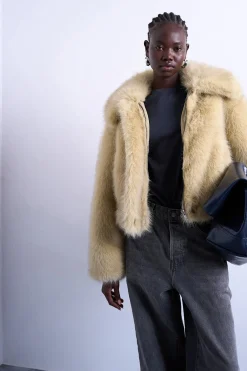 Chaqueta corta efecto pelo