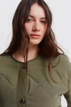 Chaqueta corta verde acolchada