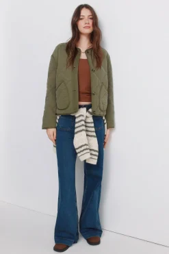 Chaqueta corta verde acolchada