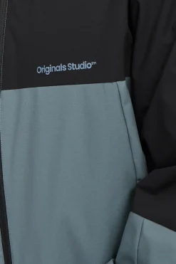 Chaqueta cortavientos capucha