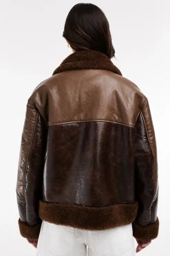 Chaqueta efecto piel combinada.