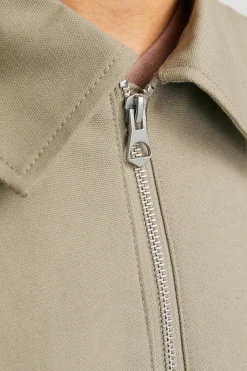 Chaqueta estilo cortavientos