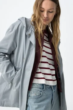 Chaqueta impermeable con capucha