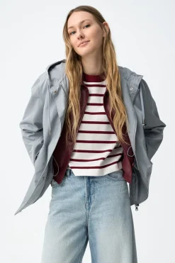 Chaqueta impermeable con capucha