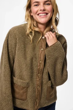 Chaqueta pana detalles ante