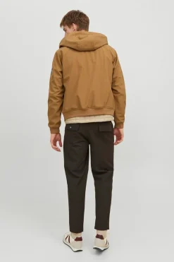 Chaqueta t&eacute;cnica con capucha