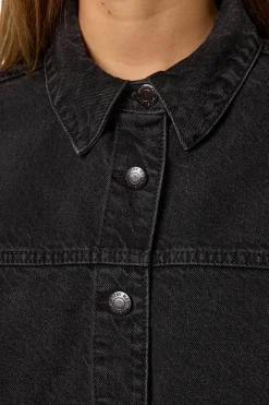 Chaqueta vaquera bolsillos