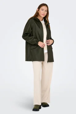 Chubasquero con capucha