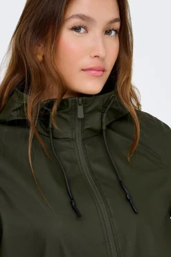 Chubasquero con capucha