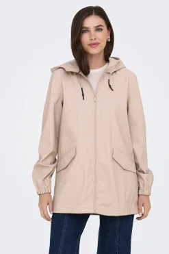 Chubasquero con capucha