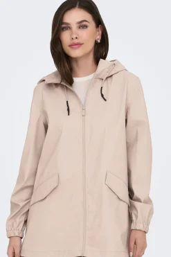 Chubasquero con capucha