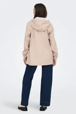 Chubasquero con capucha