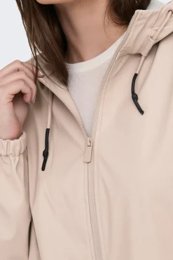 Chubasquero con capucha