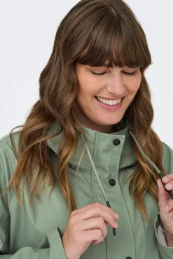 Chubasquero con capucha talla grande