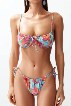 Conjunto de bikini fruncido floral