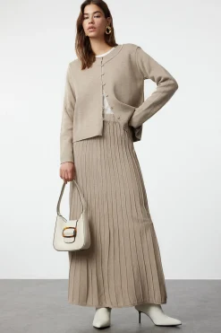 Conjunto de c&aacute;rdigan, falda y top de punto