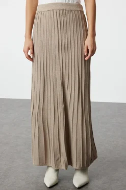 Conjunto de c&aacute;rdigan, falda y top de punto