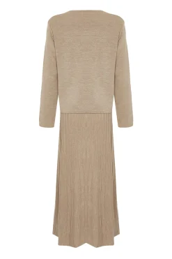 Conjunto de c&aacute;rdigan, falda y top de punto