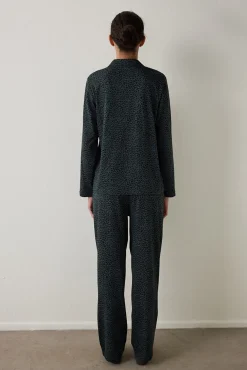 Conjunto de camisa y pantal&oacute;n de manga larga con estampado de leopardo oscuro