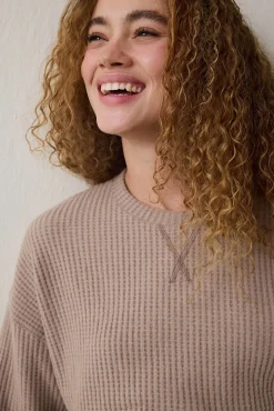 Conjunto de pijama t&eacute;rmico de manga larga con cuello redondo y efecto waffle en color moca